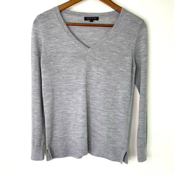 Banana Republic sweater with v-neck and long  sleeves in 💯 merino wool - Picture 1 of 10